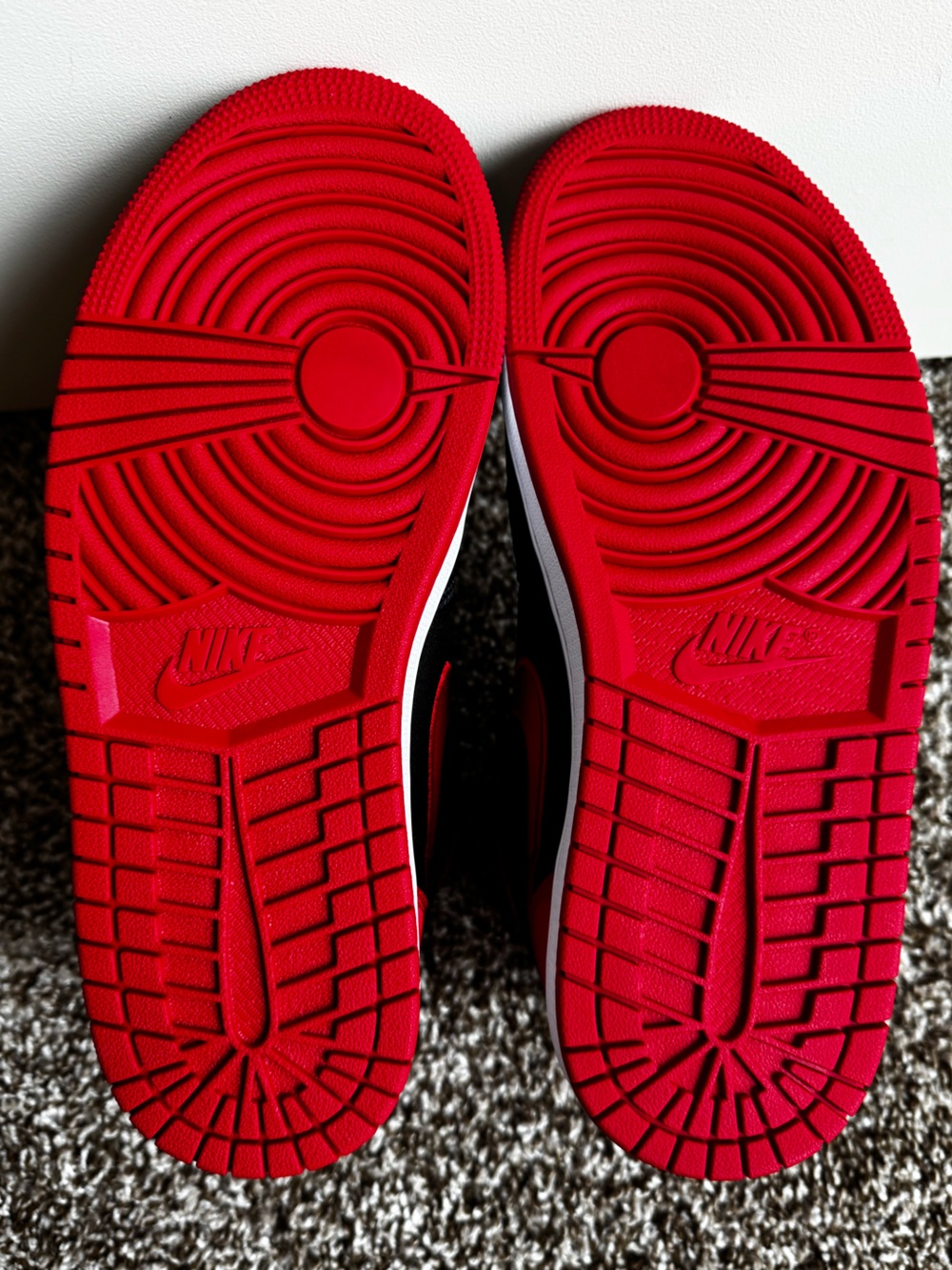 Nike Air Jordan 1 High OG - Black & Red - Picture 6 of 9